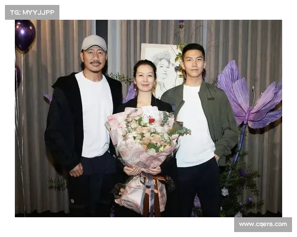 49岁邓肯携家人度假与小女友甜蜜秀恩爱全家福幸福满溢温馨时刻尽显 49岁邓肯携家人度假与小女友甜蜜秀恩爱全家福幸福满溢温馨时刻尽显